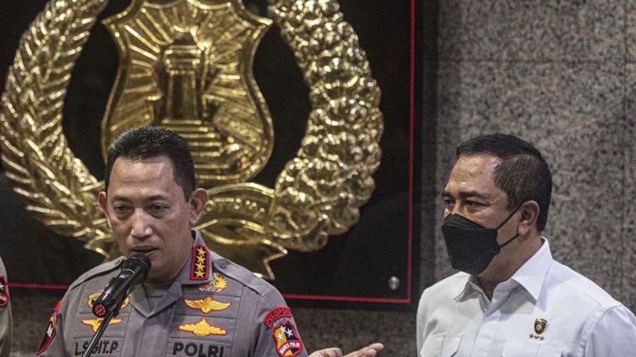 FOTO ARSIP: Kapolri Jenderal Pol Listyo Sigit Prabowo (kiri) didampingi Kabareskrim Polri Komjen Pol Agus Andrianto (kanan) menyampaikan keterangan pers terkait penyidikan kasus penembakan Brigadir J di Mabes Polri, Jakarta, Kamis (4/8/2022). (ANTARA FOTO/Aprillio Akbar/aww)