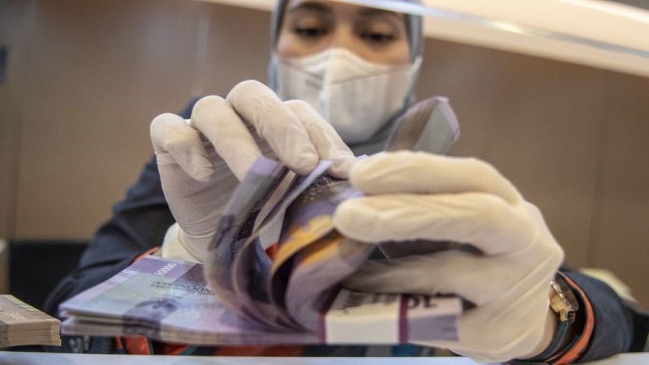 Petugas bank menghitung uang pecahan rupiah di BNI KC Mega Kuningan, Jakarta, Selasa (22/11/2022). ANTARA FOTO/Muhammad Adimaja/aww.