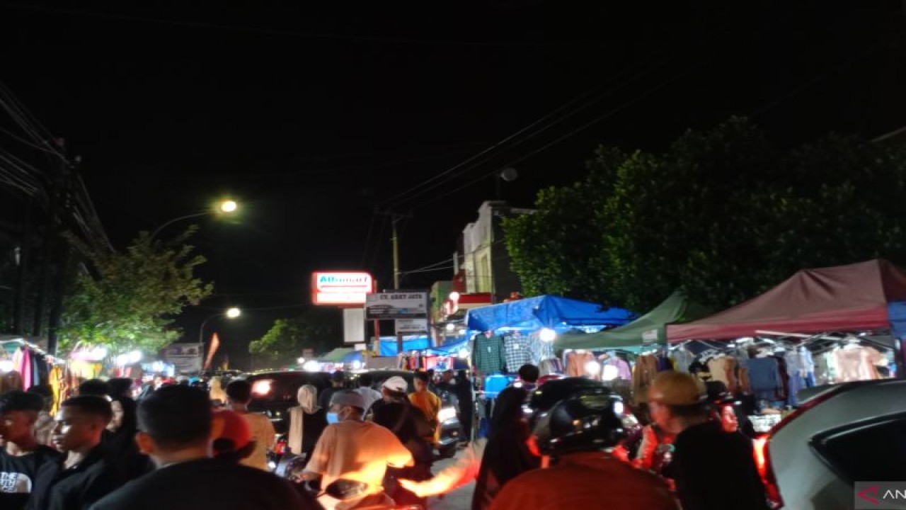 Suasana di Jalan Raya Sudiang depan Asrama Haji Sudiang dipenuhi pengantar Jamaah Calon Haji asal Kabupaten Jeneponto, Sulawesi Selatan, Senin (19/6/2023) malam. Antara/ Suriani Mappong.