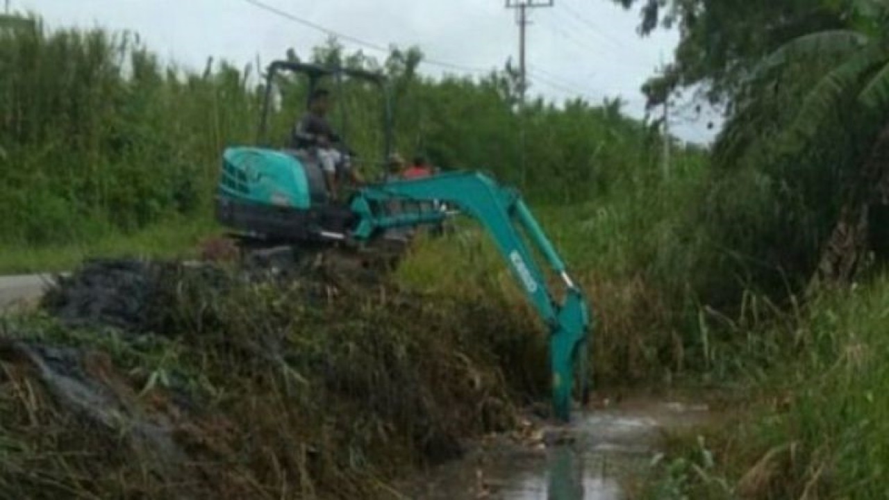 Pengerukan saluran irigasi di Desa Rias, Kabupaten Bangka Selatan. (ANTARA)