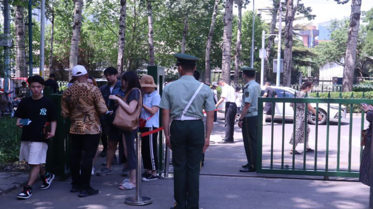 Arsip - Para pengunjung antre memasuki arena pameran "Indonesia Fair" di Kedutaan Besar RI di Beijing, China, Sabtu (10/6/2023). Pameran produk, pariwisata, dan budaya Nusantara terbesar sejak dibukanya kembali China pascapandemi COVID-19 tersebut dikunjungi sekitar 5.000 orang, termasuk dari kalangan diplomat negara sahabat. ANTARA/M. Irfan Ilmie