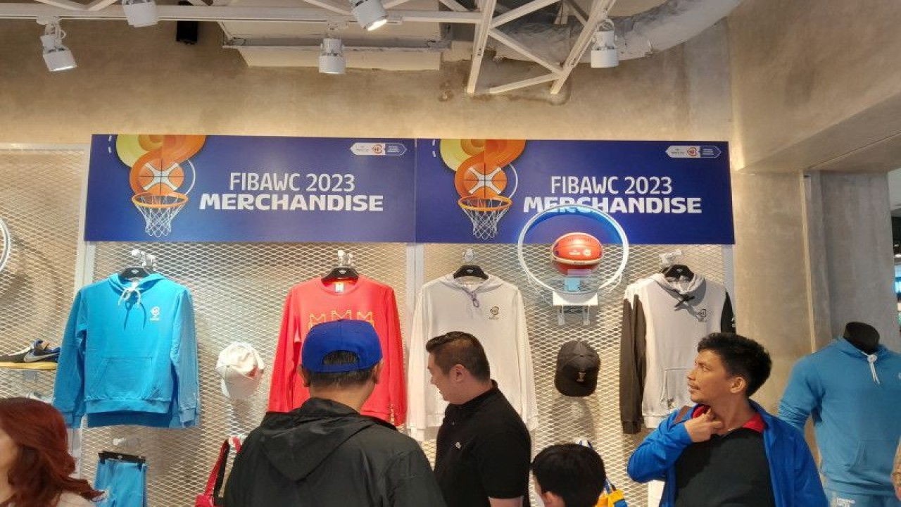 Para pengunjung begitu antusias melihat merchandise FIBA World Cup 2023 dan memadati toko Hoops Indonesia yang terletak di Grand Indonesia, Jakarta, Jumat (30/6/2023). (ANTARA/FAJAR SATRIYO)
