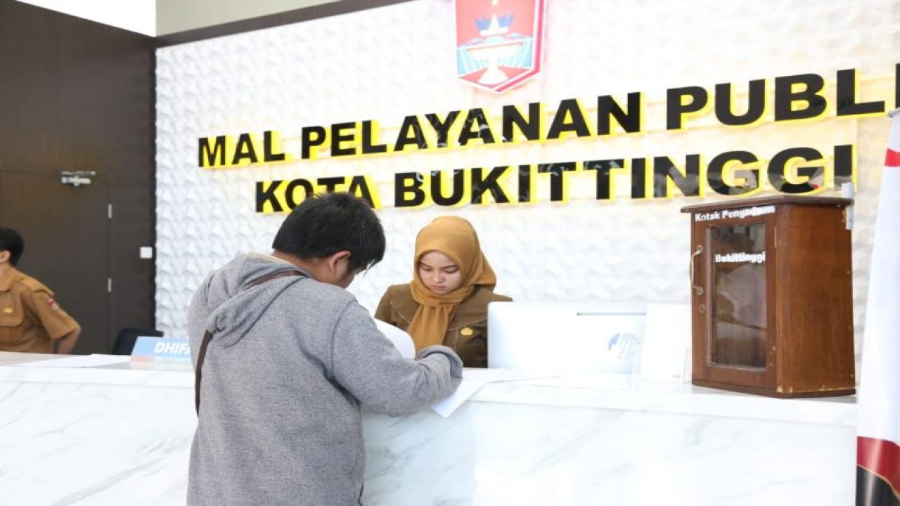 Pengunjung melakukan pengurusan di Mal Pelayanan Publik (MPP) Kota Bukittinggi. Daerah ini ditunjuk menjadi piloting MPP berbasis digital.