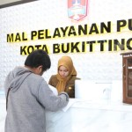 Pengunjung melakukan pengurusan di Mal Pelayanan Publik (MPP) Kota Bukittinggi. Daerah ini ditunjuk menjadi piloting MPP berbasis digital.-1685967413