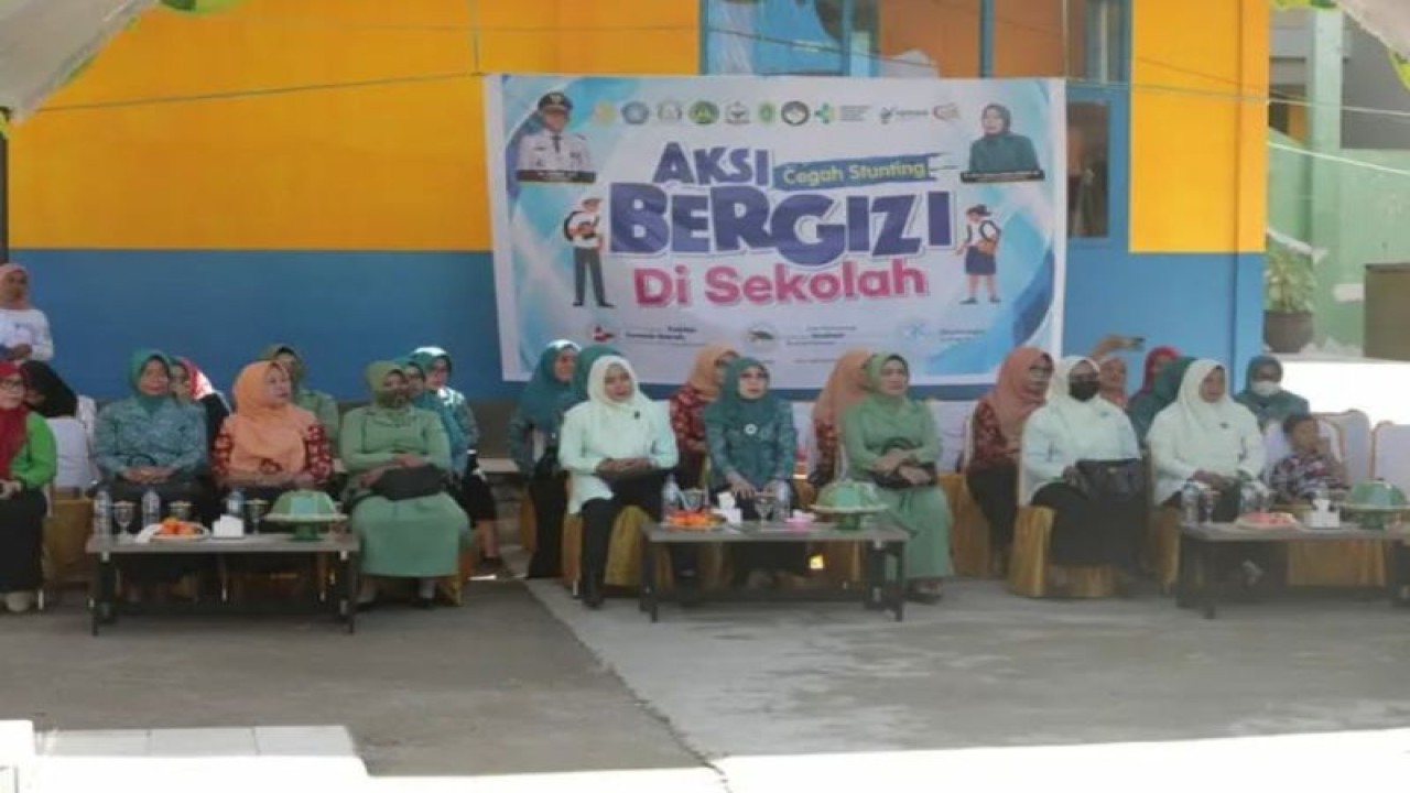 Pengurus organisasi perempuan menghadiri Aksi Bergizi di Sekolah di SMP 1 Buton, Senin (19/6/2023). (ANTARA/HO-Pemkab Buton)