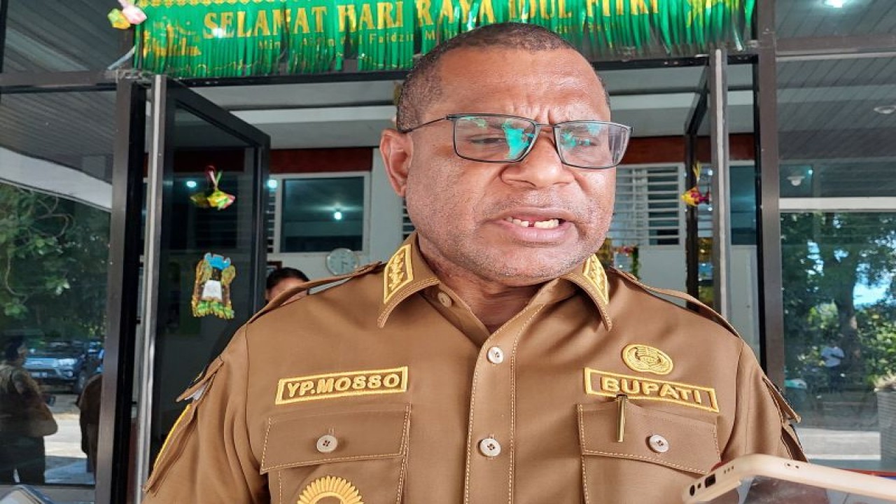 Penjabat Bupati Sorong Yan Piet Mosso (ANTARA/Yuvensius Lasa Banafanu)