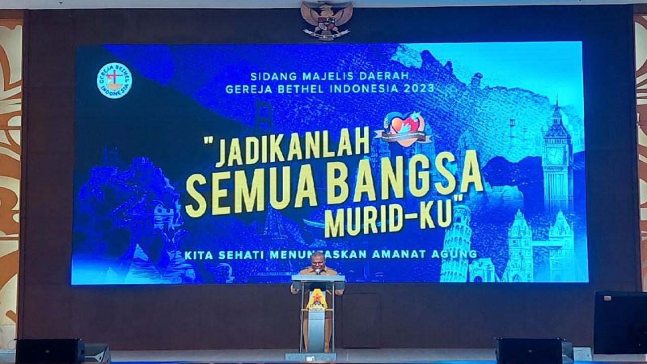 Penjabat Bupati Sorong Yan Piet Mosso (ANTARA/Yuvensius Lasa Banafanu)