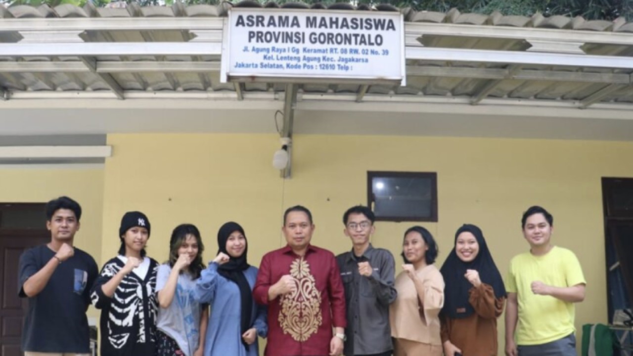Penjabat Gubernur Gorontalo Ismail Pakaya berfoto bersama mahasiswa di Jakarta. ANTARA/HO