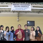 Penjabat Gubernur Gorontalo Ismail Pakaya berfoto bersama mahasiswa di Jakarta. ANTARA/HO-1686292389
