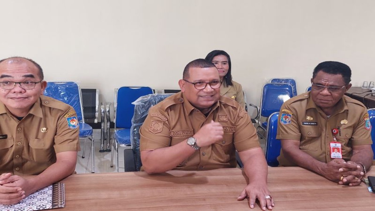 Penjabat Gubernur Papua Barat Daya Muhammad Musa'ad (tengah) dan Pj Sekda Edison Siagian (kiri) (ANTARA/Yuvensius Lasa Banafanu)