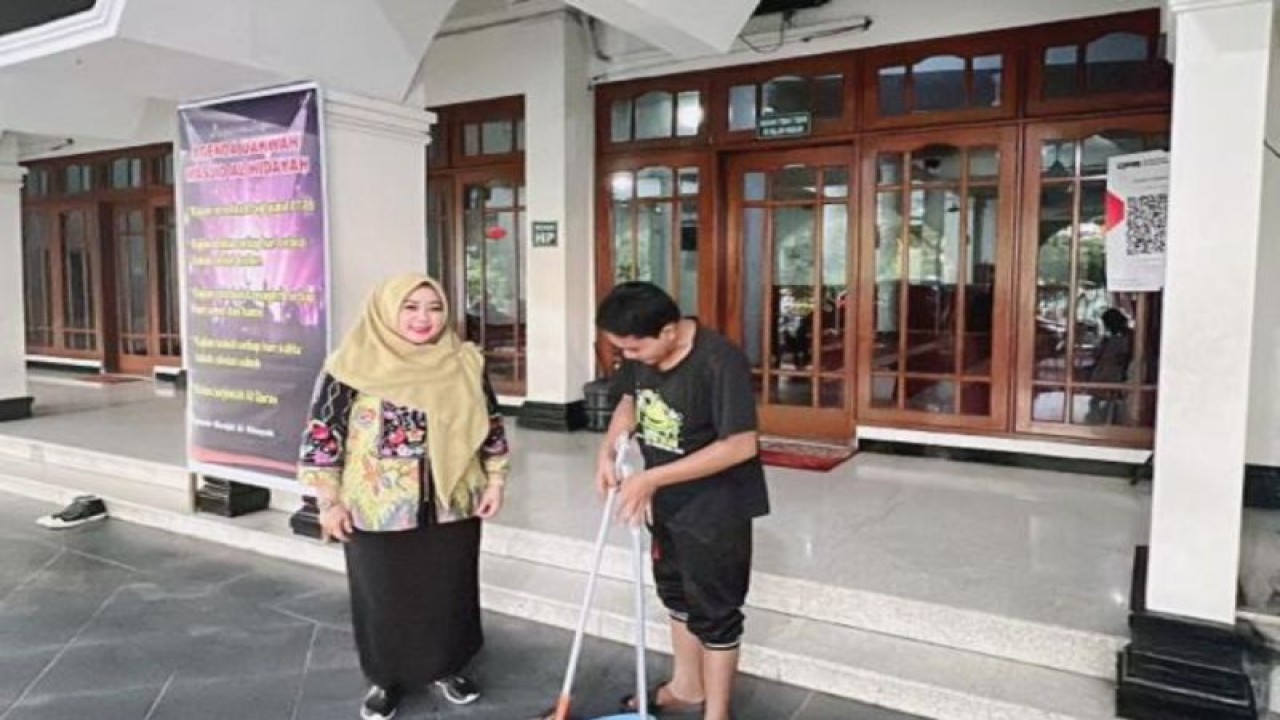 Wakil Ketua DPRD Surabaya Laila Mufidah saat menemui marbot di Masjid Darussalam, Kendangsari, Tenggilis, Surabaya, Senin (12/6/2023). (ANTARA/HO-DPRD Surabaya)