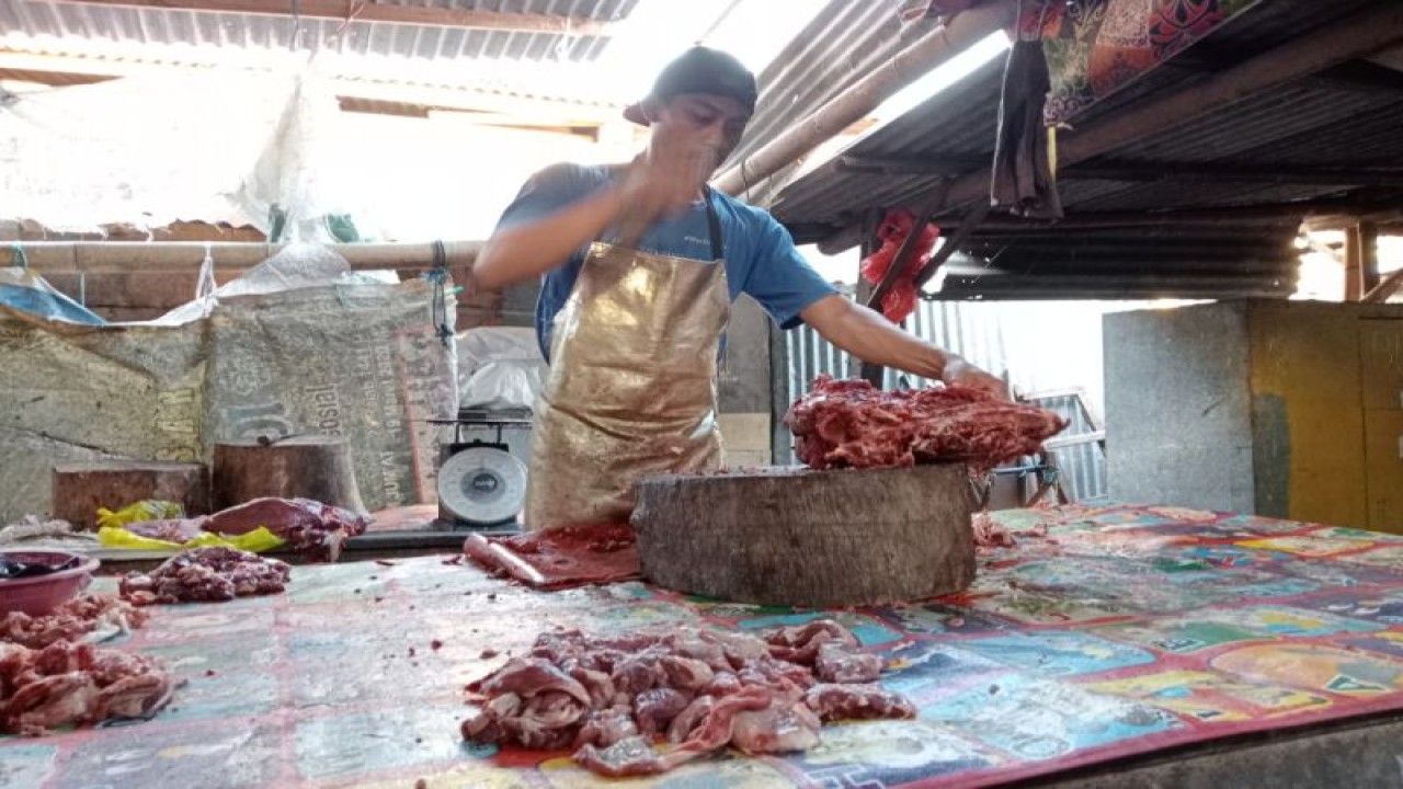Penjual daging sapi di Pasar tradisional Nusa Tenggara Barat (ANTARA/Akhyar)