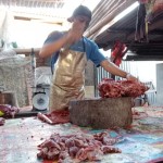 Penjual daging sapi di Pasar tradisional Nusa Tenggara Barat (ANTARA/Akhyar)-1687943040