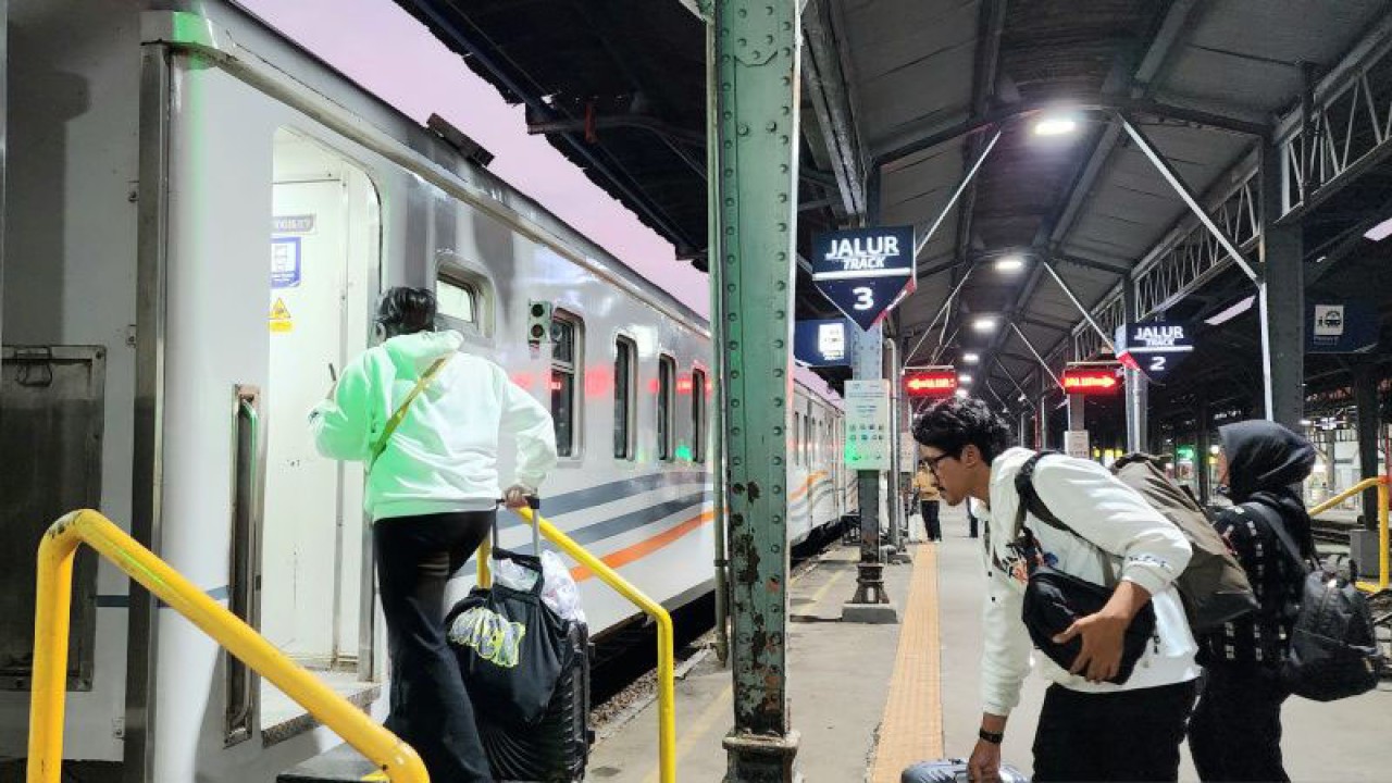 Penumpang saat berada di Stasiun Semarang Tawang. ANTARA/ I.C.Senjaya