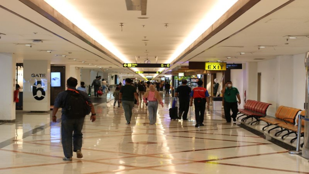 Penumpang yang menggunakan jasa angkutan di Bandara Internasional Juanda Surabaya. ANTARA/HO AP I Juanda Surabaya