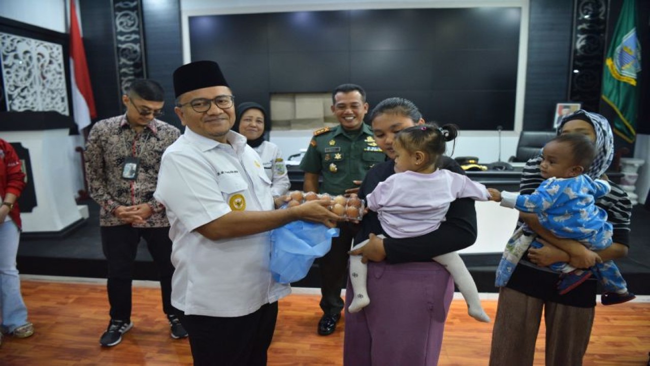 Penyerahan bantuan bagi balita stunting di Kota Jambi, Kamis (22/6/2023). (ANTARA/HO-Diskominfo Kota Jambi)