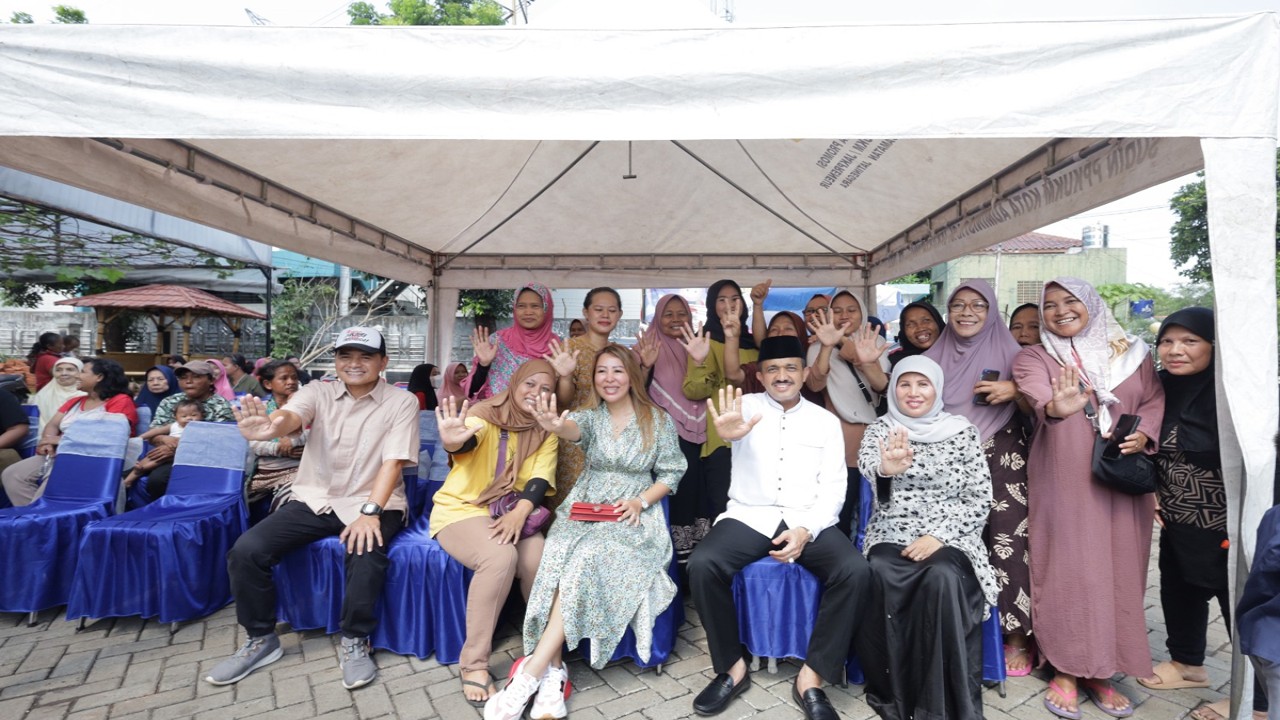 Sondang Tampubolon bersama Wali Kota Jaktim Hadiri Penyembelihan Hewan Qurban di Kelurahan Cipinang Besar Selatan. (foto-foto: Wira Ginting)