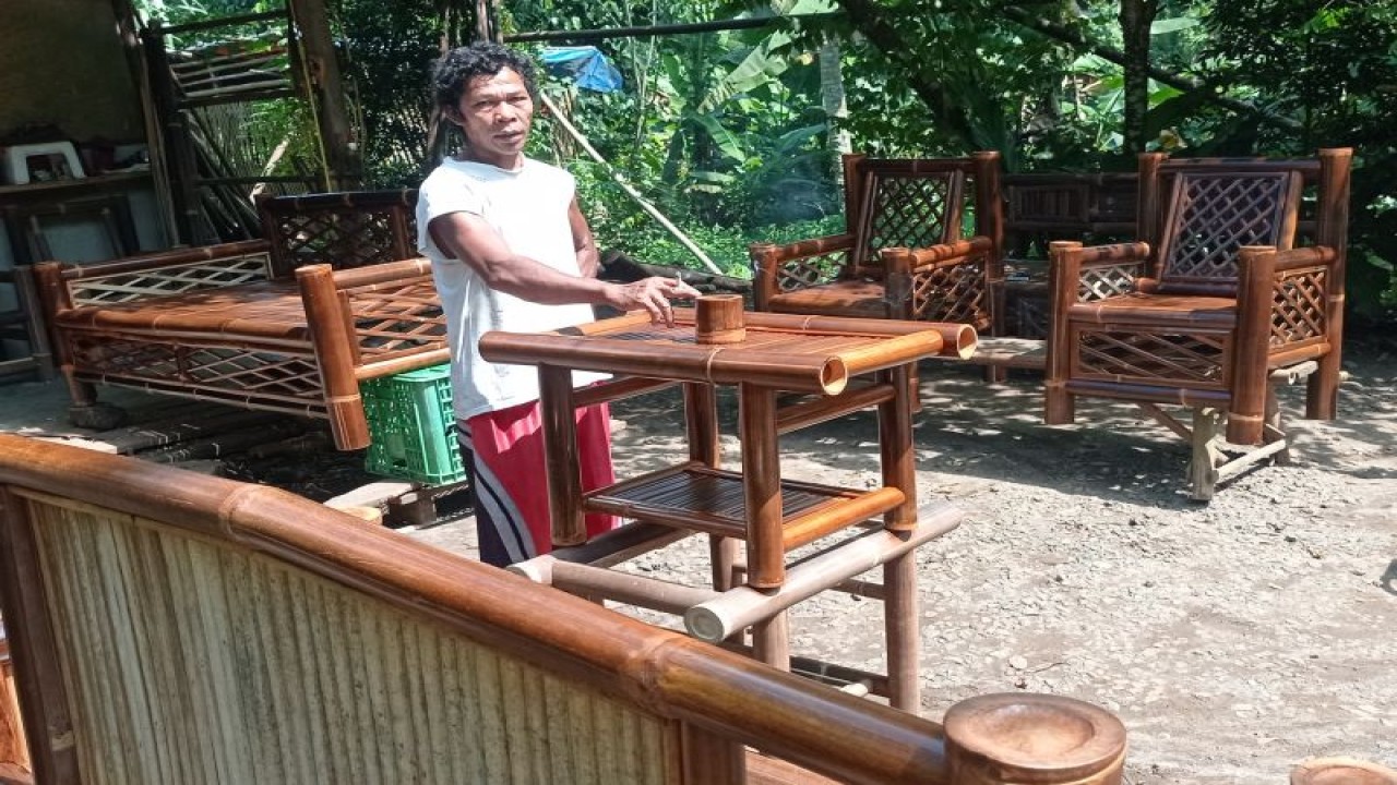 Perajin di Rangkasbitung Kabupaten Lebak tengah menjemur produksi mebel bambu usai dilakukan pencetaan furniture dan siap diangkut ke konsumen. ANTARA/Mansyur Suryana