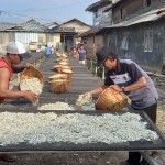 Perajin tengah menjemur ikan teri asin di Pulau Pasaran, Bandarlampung, Lampung. ANTARA/Agus Wira Sukarta-1687773988