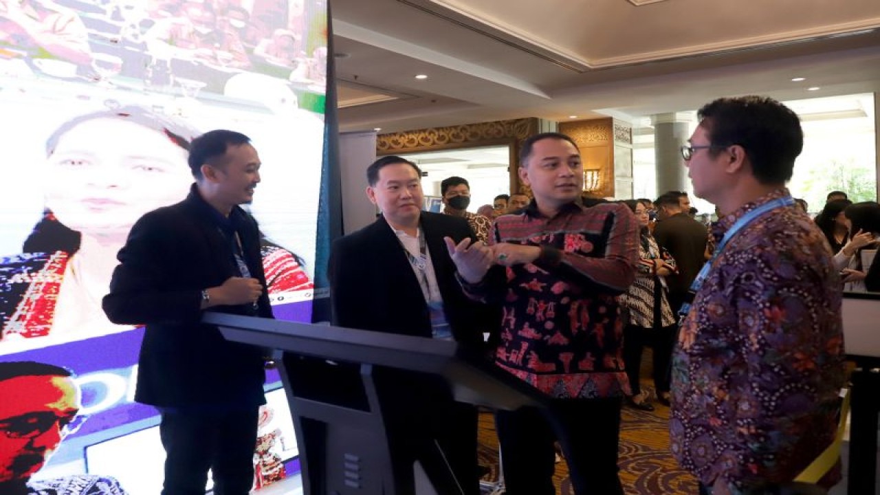 Wali Kota Surabaya Eri Cahayadi saat berbincang dengan Presiden Direktur Performa Optimal Grup, Stefanus Sugeng Irawan saat pembukaan Pameran Infrastruktur dan Forum Smart City Nasional 2023 yang digelar oleh Kementerian Komunikasi dan Informatika (Kemenkominfo) RI bersama Pemkot Surabaya di Kota Surabaya, Senin (12/6/2023). (ANTARA/HO-Diskominfo Surabaya)