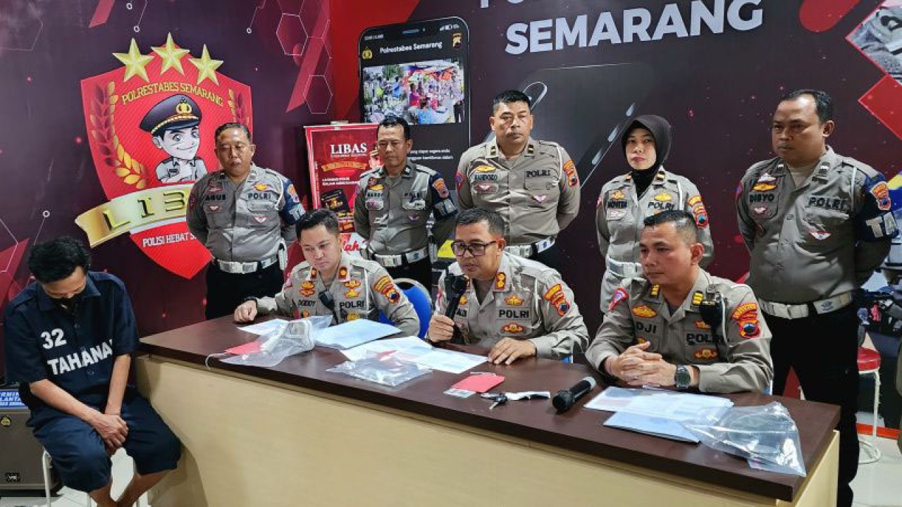 Pelaku tabrak lari yang sempat ramai di media sosial dihadirkan dalam pers rilia di Mapolrestabes Semarang, Senin. (ANTARA/ I.C.Senjaya)