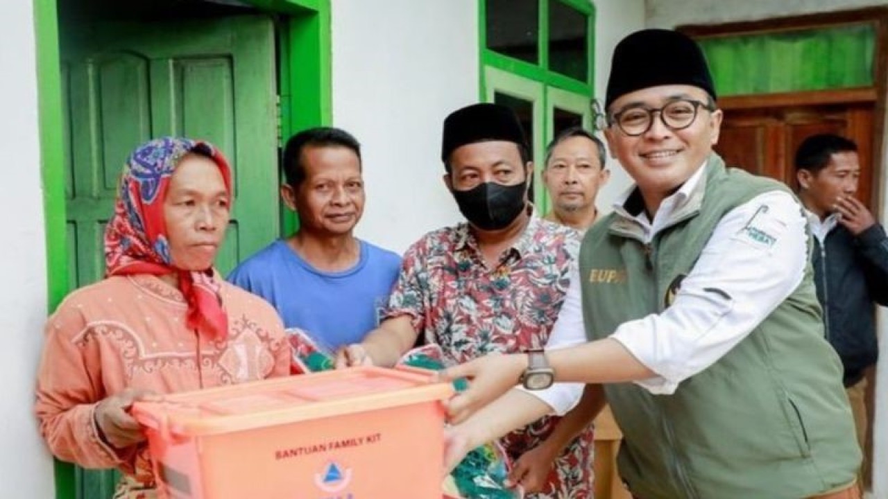 Dokumen Bupati Pamekasan Baddrut Tamam saat menyerahkan bantuan kepada salah satu keluarga yang menjadi korban bencana alam di wilayah itu. (ANTARA/HO-Kominfo Pamekasan)