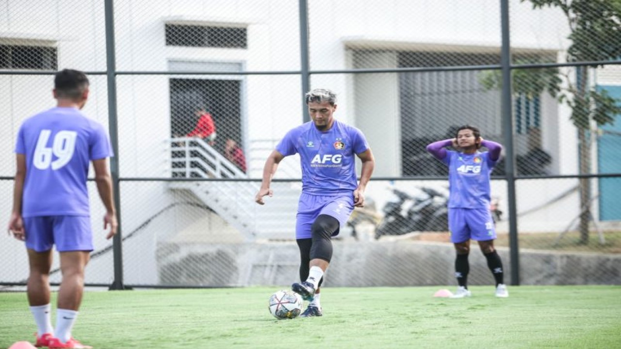 Gunawan saat latihan dengan tim Persik Kediri. ANTARA/ HO-Persik Kediri