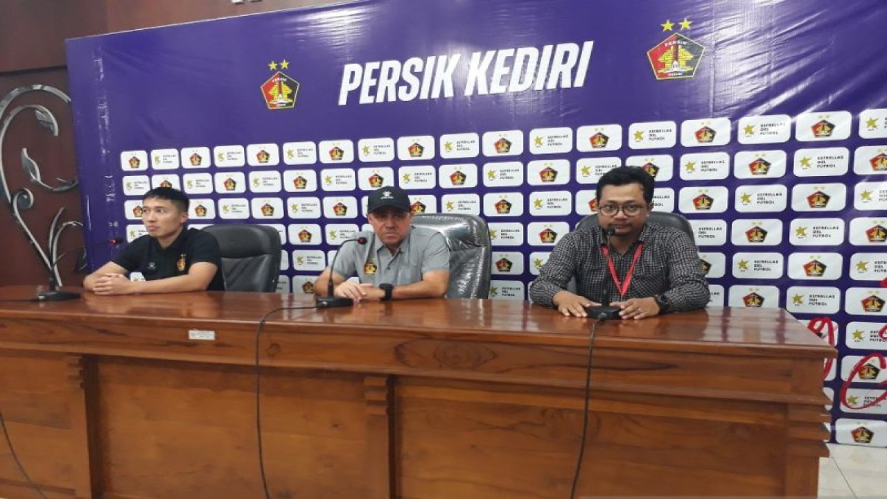 Pelatih Persik Kediri Marcelo Rospide (tengah) dan Kapten Persik Arthur Irawan (kiri) saat memberikan keterangan kepada jurnalis di Kediri, Jawa Timur, Sabtu (17/6/2023) petang. ANTARA/Asmaul