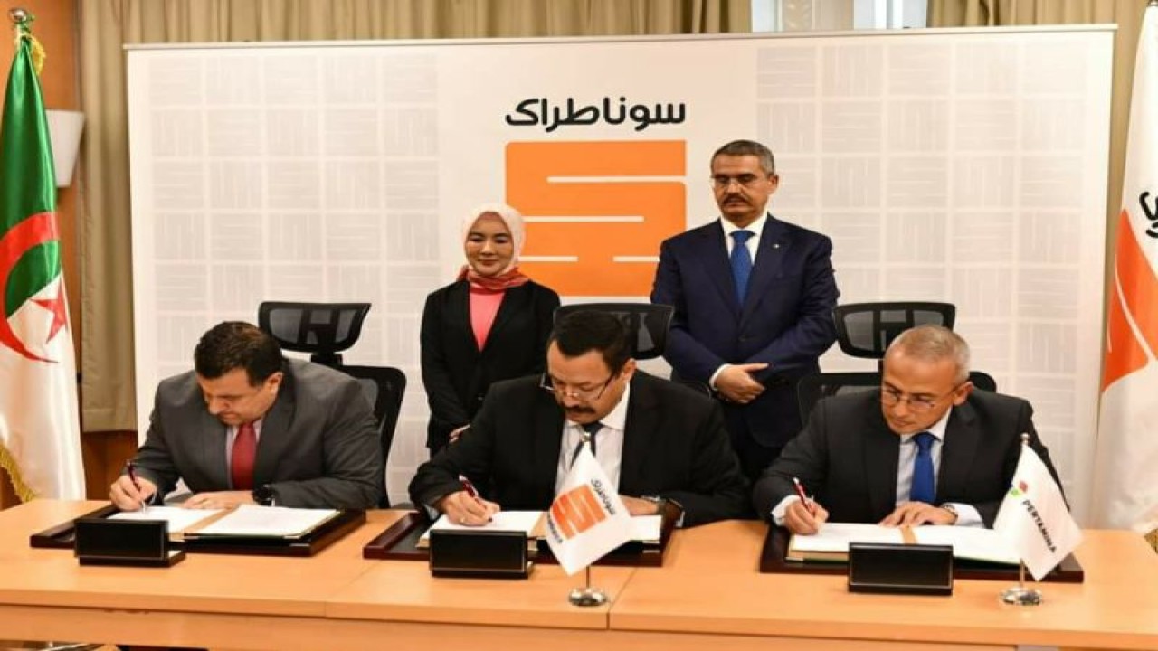 Direktur Utama PT Pertamina Nicke Widyawati (kiri berdiri) menyaksikan penandatanganan kontrak baru antara PT Pertamina Internasional EP dengan Sonatrach dan Repsol di Aljazair, Kamis (15/6/2023). ANTARA/HO-Pertamina