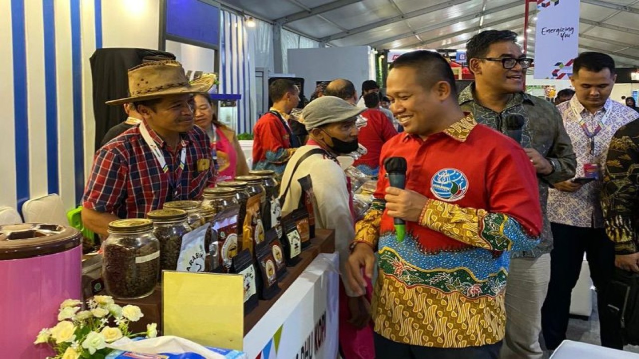 Bupati Kebumen Arif Sugiyanto didampingi Presiden Direktur Pertamina Foundation Agus Mashud mengunjungi UMKM binaan PT Pertamina (Persero) pada ajang Kebumen International Expo (KIE) 2023, yang digelar di Alun-alun Kebumen, Jawa Tengah, Senin (19/6/2023). ANTARA/HO-PT Pertamina (Persero)