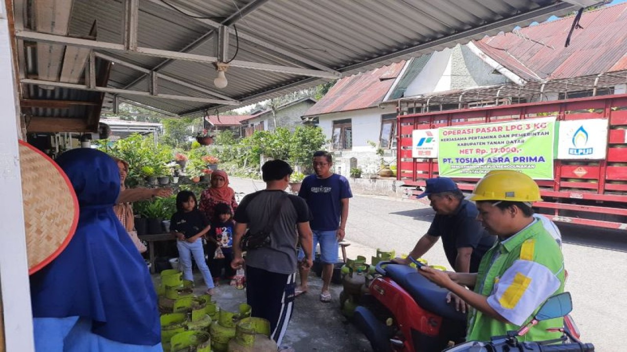 Pertamina menggelar operasi pasar memastikan ketersediaan gas bersubsidi di Sumbar (ANTARA/ HO Pertamina)