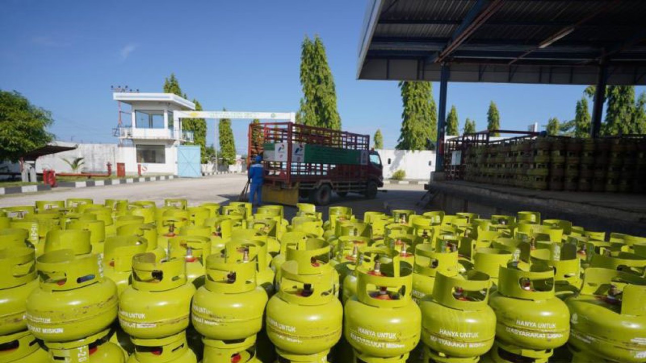 Pertamina lakukan penambahan tabung LPG 3kg di Sulut, Rabu (28/6/2023). ANTARA/Nancy L Tigauw.
