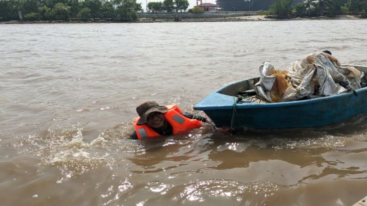 PT KPI RU II membersihkan sampah plastik yang ada di pantai dan mengajak masyarakat bersama pada peringatan Hari Lingkungan Hidup Sedunia. (ANTARA/HO-PT KPI RU II)