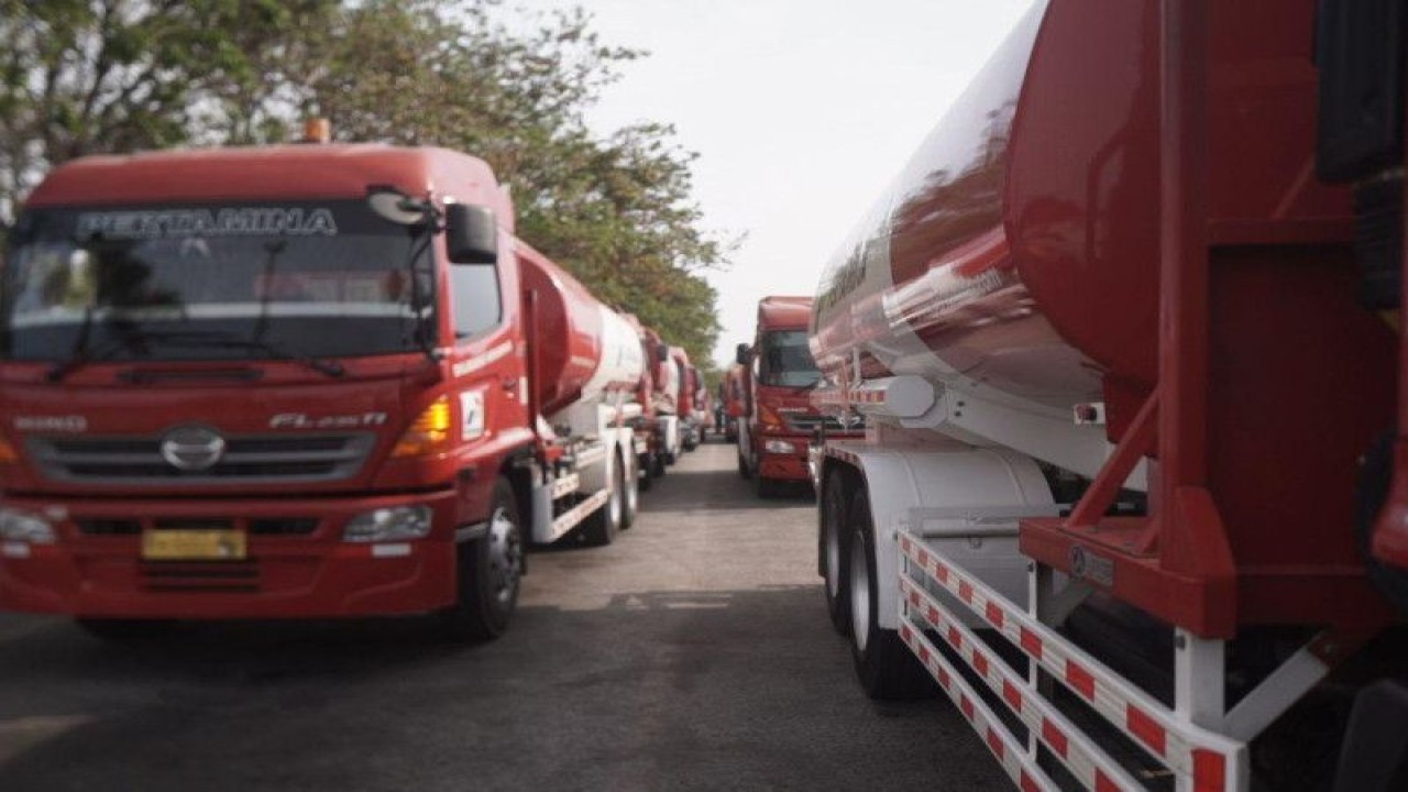 Armada truk pengangkut bahan bakar minyak (BBM) milik PT Pertamina Patra Niaga bersiap mengirim pasokan BBM ke SPBU. ANTARA/HO-Pertamina Patra Niaga.