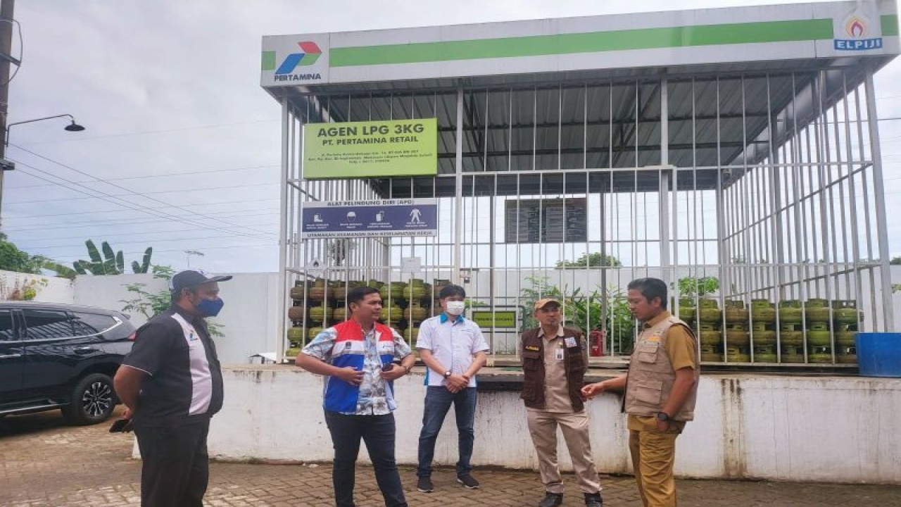 Kepala Dinas ESDM Sulsel Andi Eka dan PT Pertamina melihat langsung ke lokasi stok LPG di Makassar.ANTARA/HO-Humas Pemrpov Sulsel