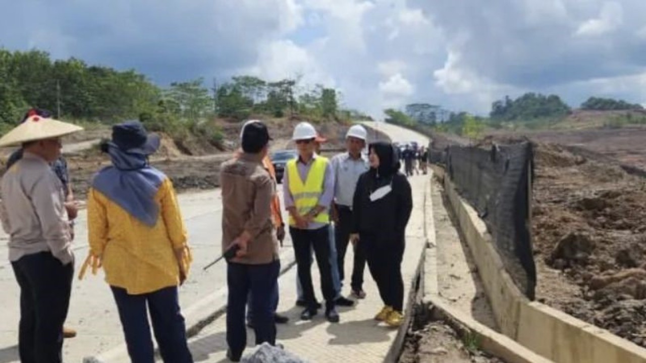 Tim Pemprov Kaltim saat meninjau kerusakan Jalan Sangasanga - Dondang (Sta. 10+400 – 10+600) di Kecamatan Muara Jawa, Kabupaten Kutai Kartanegara, Kalimantan Timur (Biro Adpim Pemprov Kaltim)