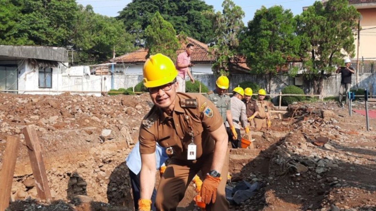 Bupati Kudus Hartopo saat melakukan peletakan batu pertama pembangunan gedung baru Perusda Tirta Muria Kudus, Jawa Tengah, Senin (26/6/2023). (ANTARA/Akhmad Nazaruddin Lathif)