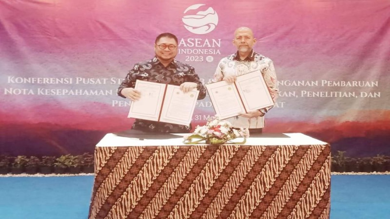 Perwakilan UNRI dengan Kemenlu menandatangani MoU pembaruan kerjasama PSA. (ANTARA/HO-UNRI)