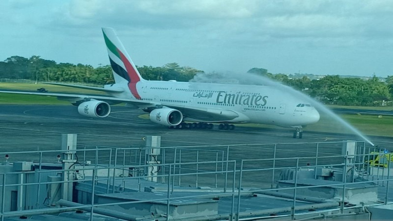 Pesawat Airbus A380 Emirates AIrlines mendarat di Bandara Internasional I Gusti Ngurah Rai Bali, Kamis (1/6). ANTARA/Ahmad Wijaya.