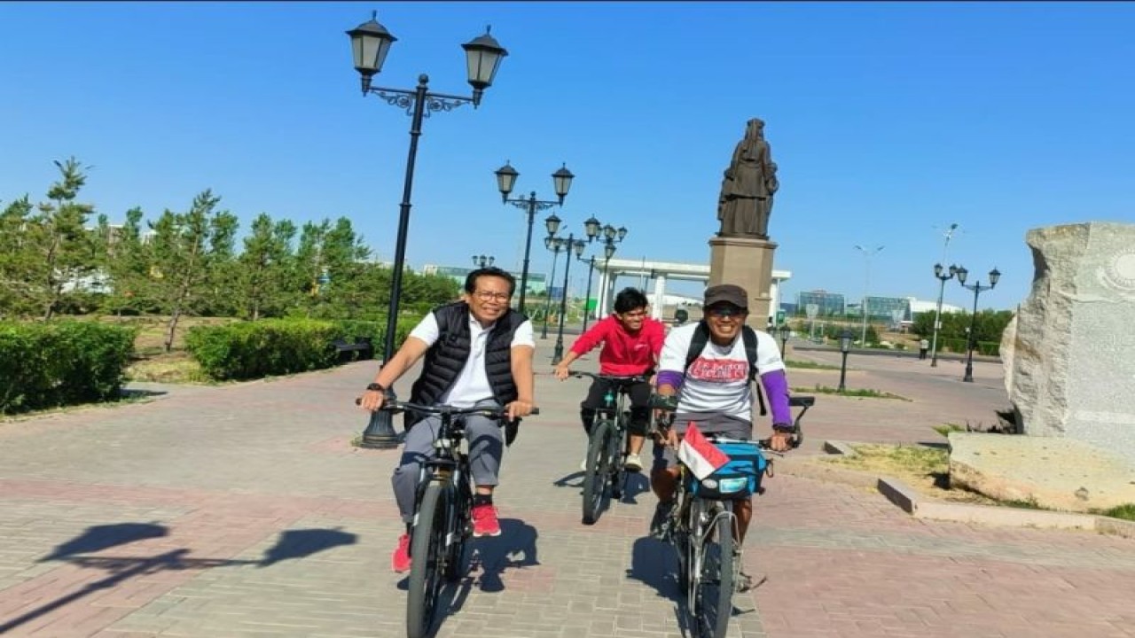 Kedutaan Besar Republik Indonesia (KBRI) di Astana menyambut kunjungan Paimo, pesepeda Indonesia yang telah menempuh rute Kyrgystan-Kazakhstan selama hampir 1 bulan sejak 1-23 Juni 2023. (ANTARA/HO-KBRI Astana)