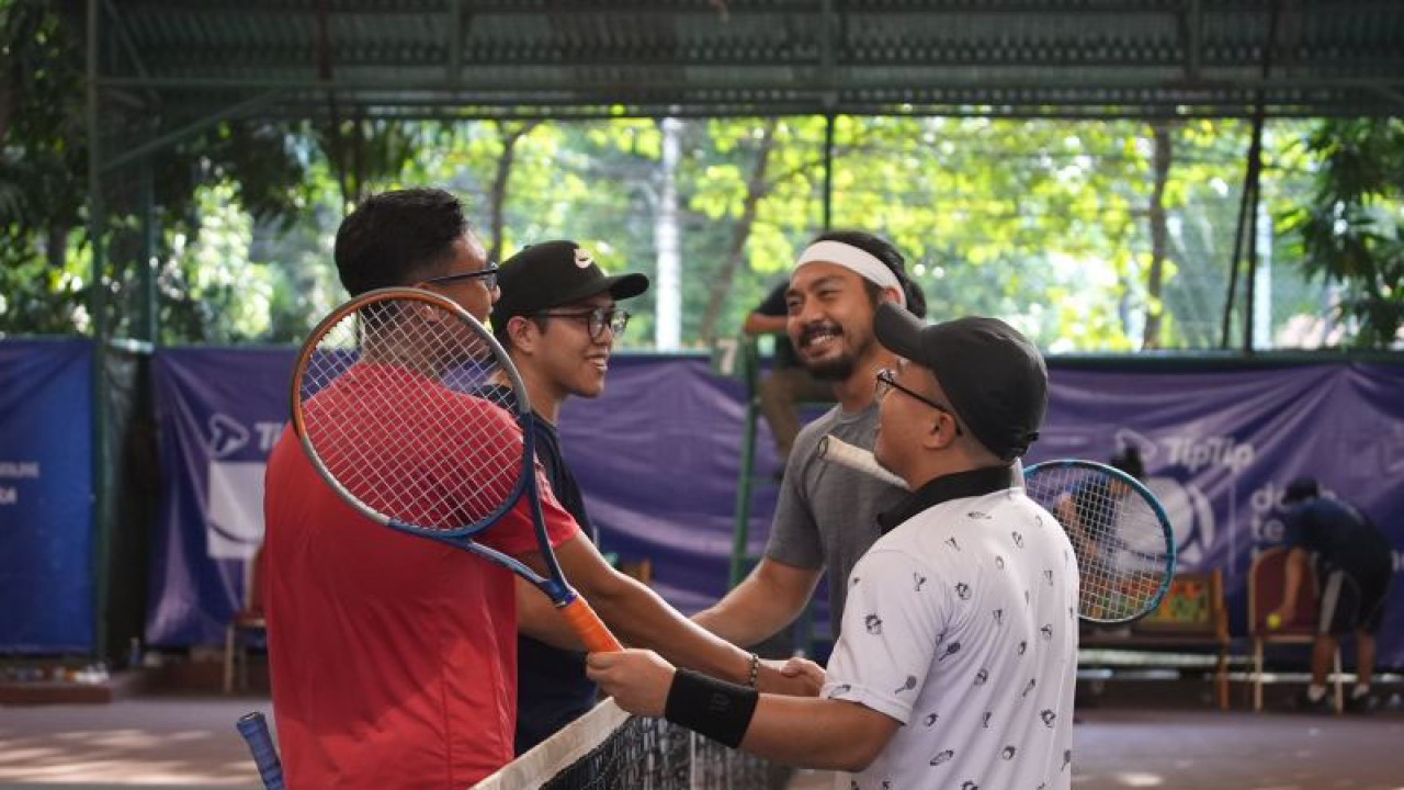 Para peserta TipTip Dash Tennis Tournament yang digelar di Lapangan Tenis Bulungan, Jakarta Selatan, 17-18 Juni 2023. (ANTARA/HO/Dash Sports)