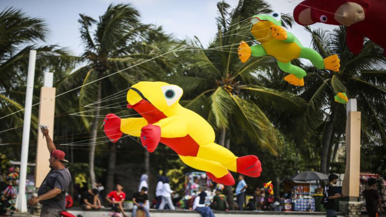 Peserta berusaha menerbangkan layang-layang saat Festival Layang-layang Jakarta di Pantai Lagoon Ancol, Kamis (22/6/2023). ANTARA FOTO/Rivan Awal Lingga/foc.