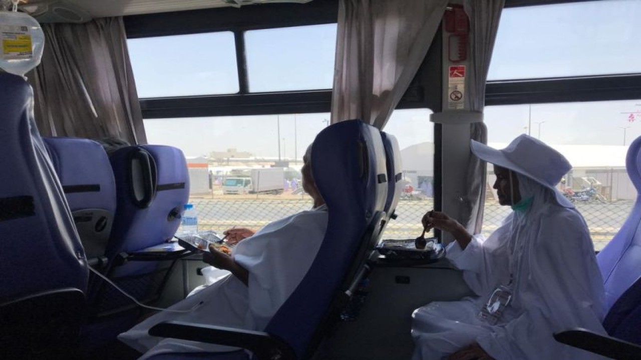 Peserta ibadah haji menjalani safari wukuf yang difasilitasi Kementerian Kesehatan RI bagi yang sedang menjalani perawatan kesehatan di KKHI Mekkah, Rabu (28/6/2023). (ANTARA/HO-Kemenkes).