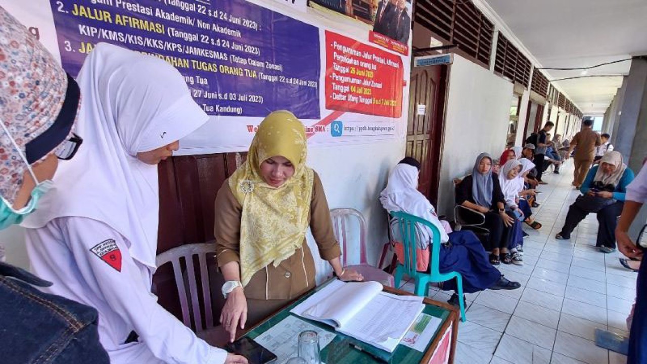 Sejumlah calon peserta didik dan para orang tua mendatangi Dinas Pendidikan dan Kebudayaan Provinsi Bengkulu untuk memperbaiki data pendaftaran dan berkonsultasi terkait cara-cara pendaftaran PPDB SMA jalur zonasi, di Bengkulu, Selasa. (ANTARA/Boyke Ledy Watra)