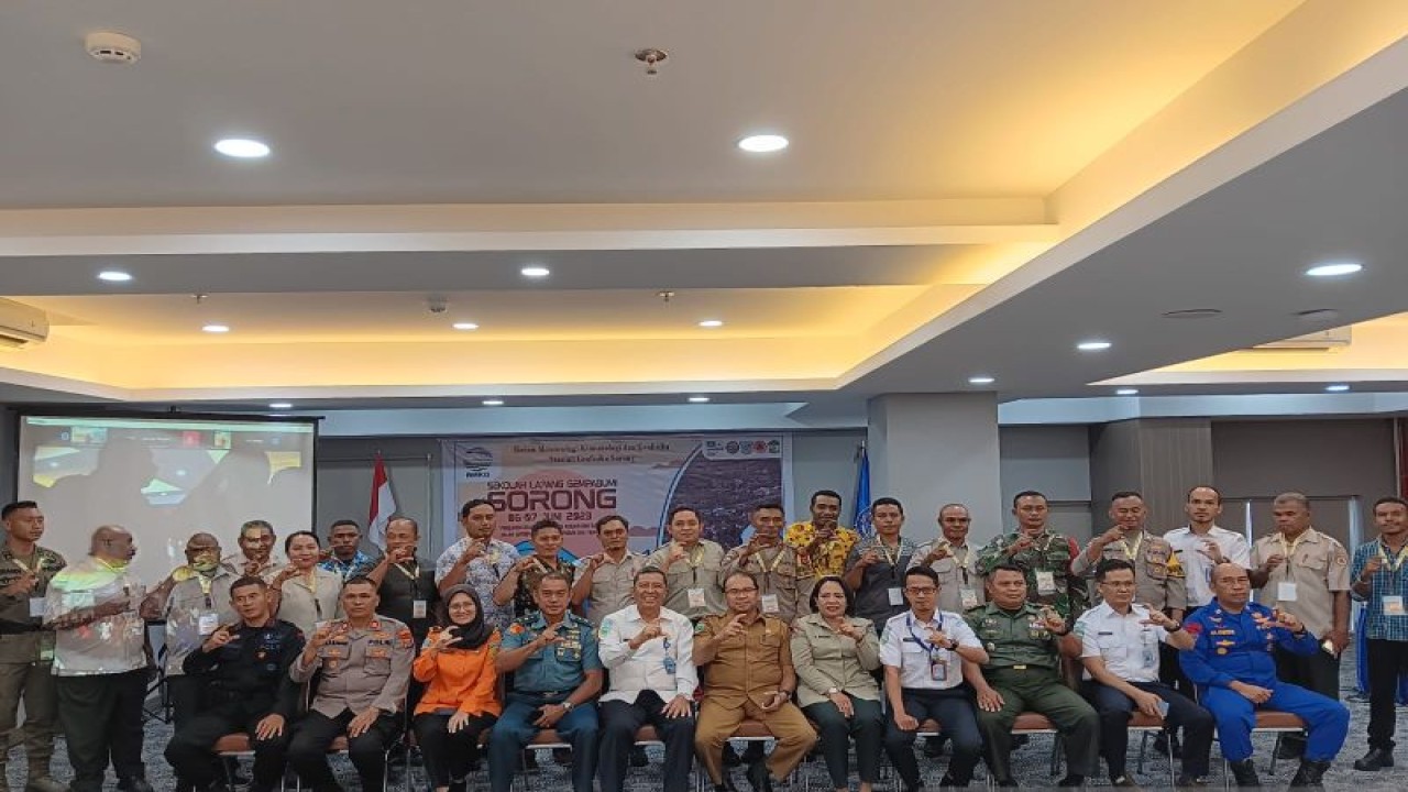 Peserta sekolah lapang gempa bumi pose bersama pada penutupan kegiatan tersebut, Rabu (7/6) (ANTARA/Yuvensius Lasa Banafanu)