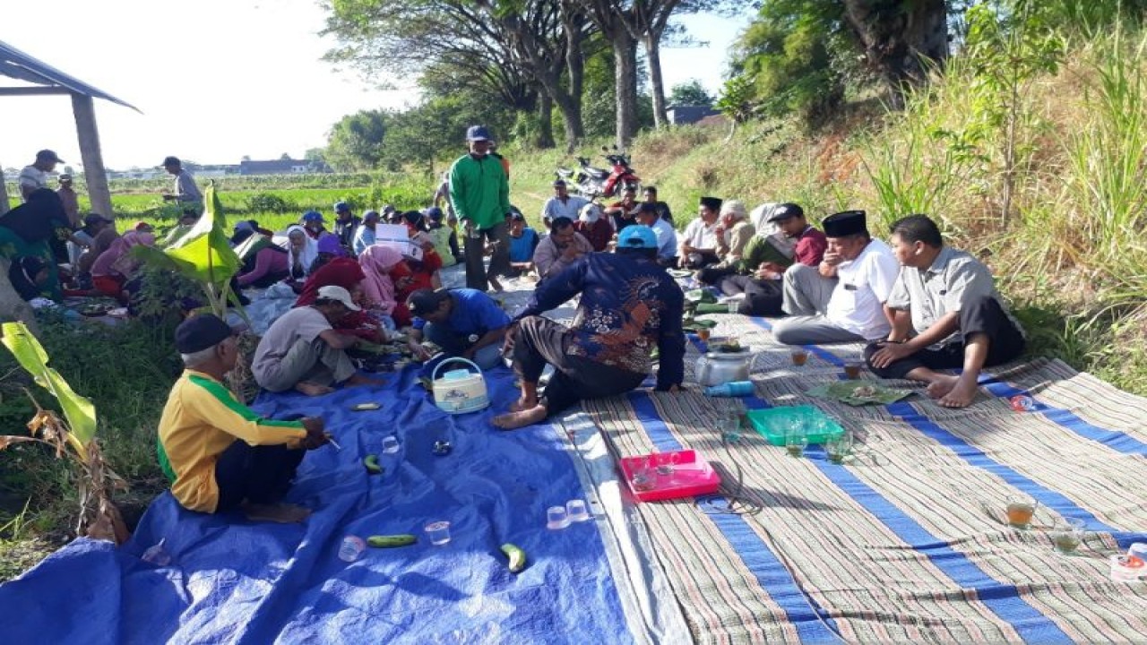 Kegiatan sedekah bumi dan doa bersama di Dusun Susuhan, Desa Gampeng, Kecamatan Gampengrejo, Kabupaten Kediri, Jawa Timur, Jumat (9/6/2023). ANTARA/ Asmaul