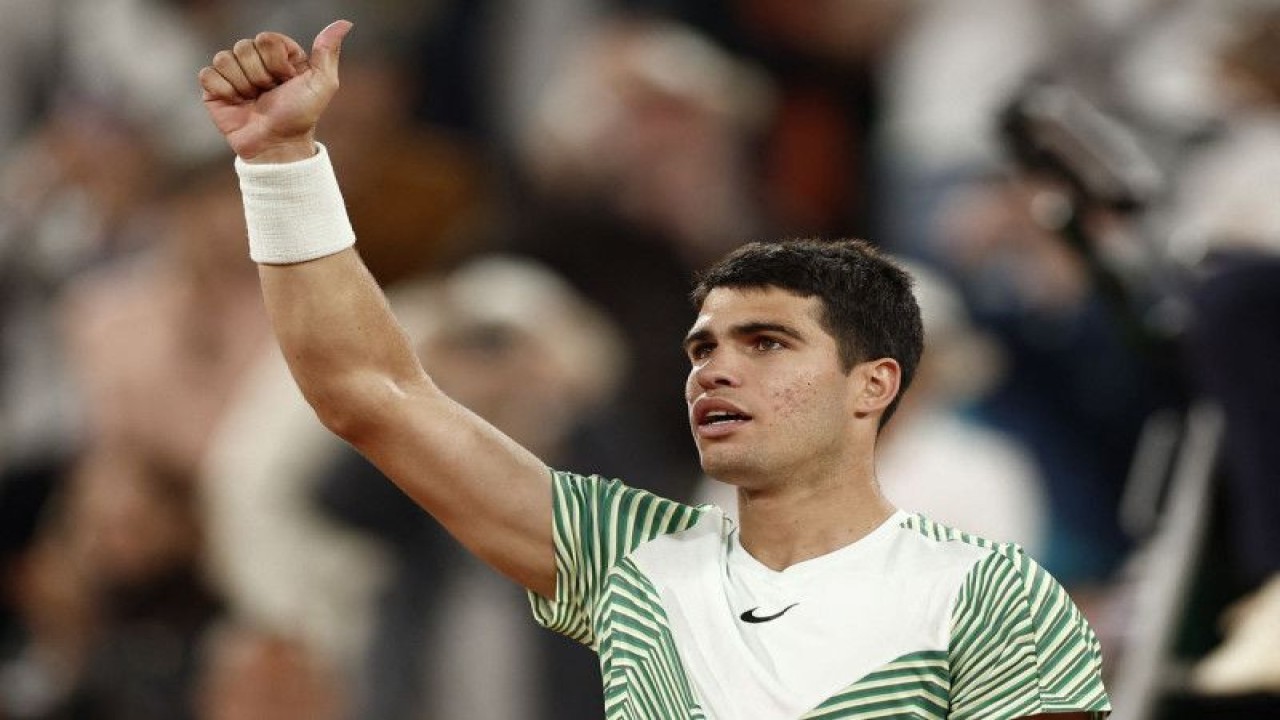 Petenis Spanyol Carlos Alcaraz merayakan kemenangannya di pertandingan perempat final French Open melawan petenis Yunani Stefanos Tsitsipas di Roland Garros, Paris, Prancis, Selasa (6/6/2023). (ANTARA/REUTERS/Benoit Tessier)