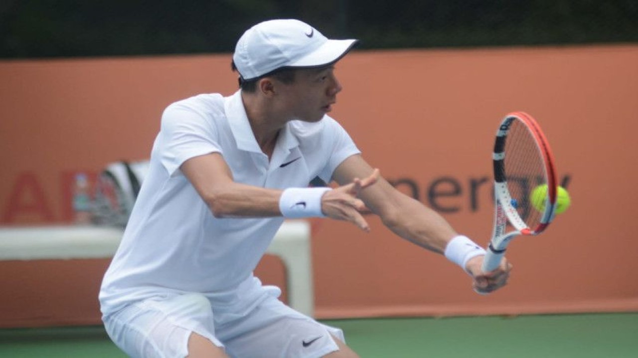 Petenis putra Indonesia Justin Barki beraksi di Harum Energy Men's World Tennis Tour 2023. (ANTARA/HO)