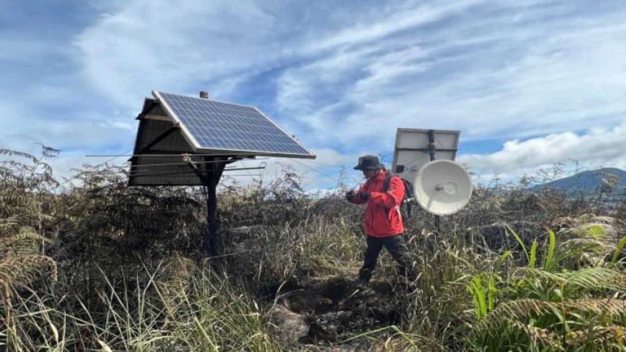 Petugas melakukan pengecekan secara langsung alat pemantauan aktivitas Gunung Sinabung di Desa Sigarang-garang, Kecamatan Namen Teren, Kabupaten Karo terbakar. ANTARA/HO -Pos Pengamatan Gunung Api Sinabung.