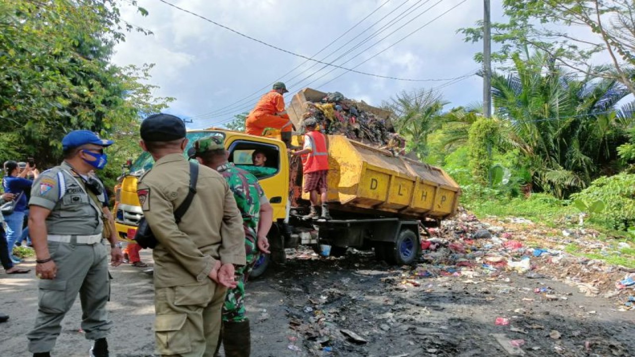 Petugas kebersihan mengangkut tumpukan sampah di kawasan Air Besar Negeri Batu Merah Kota Ambon. ANTARA/ Penina F Mayaut.